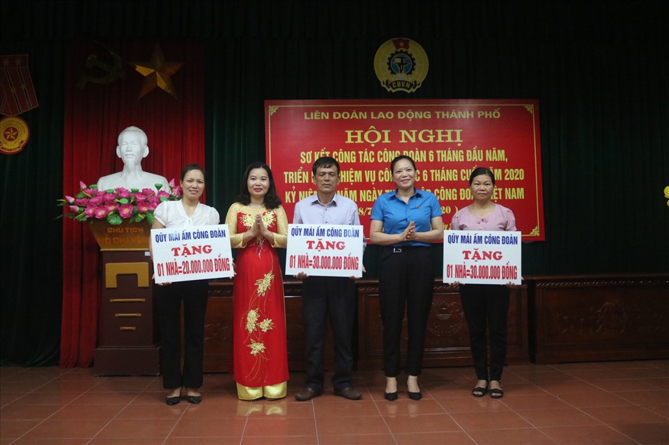 Lãnh đạo Liên đoàn Lao động tỉnh, thành phố trao kinh phí hỗ trợ xây nhà mái ấm công đoàn. Ảnh: B.M