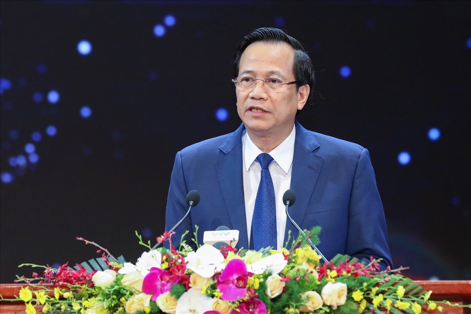 Bộ trưởng Đào Ngọc Dung phát biểu tại buổi gặp mặt. Ảnh Tống Giáp.