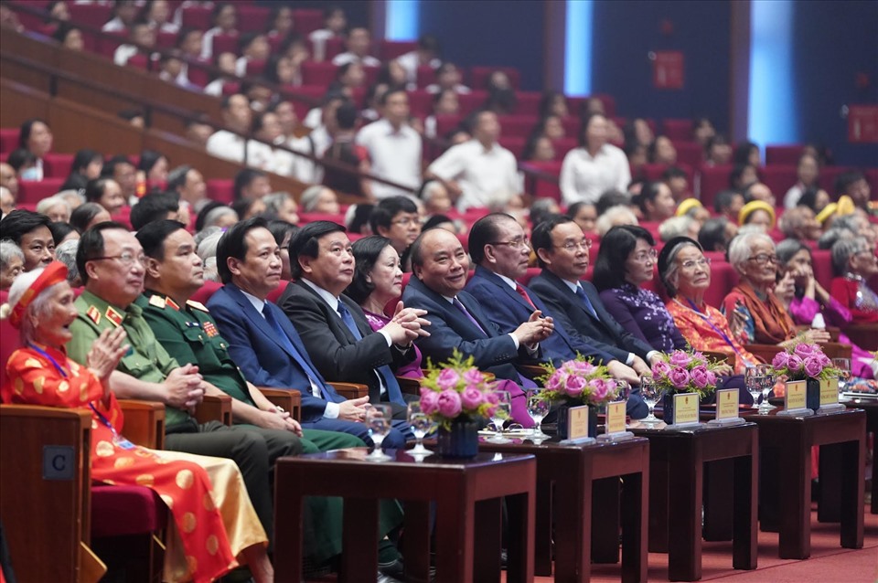 Các đại biểu dự buổi gặp mặt. Ảnh Tống Giáp.