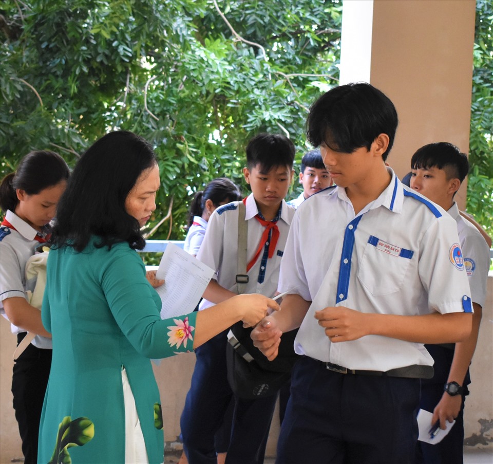 Thí sinh làm thủ tục dự thi tại hội đồng thi Trường THPT Bùi Hữu Nghĩa. Ảnh: Thành Nhân