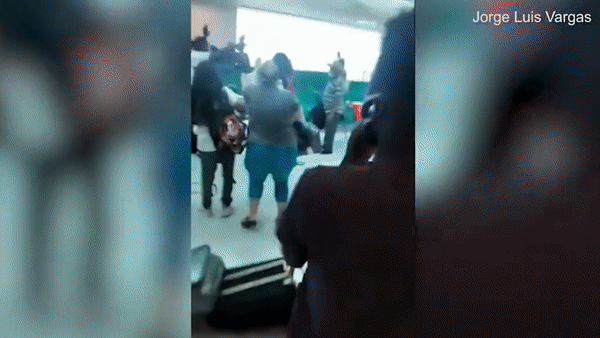Khoảnh khắc hành khách “hỗn chiến” tại sân bay. Ảnh: Daily Mail.