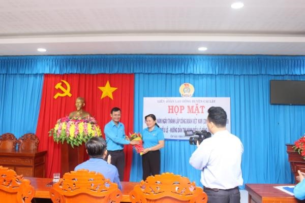 Ông Hoàng Khắc Tinh - Phó Chủ tịch LĐLĐ tỉnh Tiền Giang - tặng hoa chúc mừng tân Chủ tịch LĐLĐ huyện Cai Lậy, bà Lê Thị Hiệp. Ảnh: K.Q