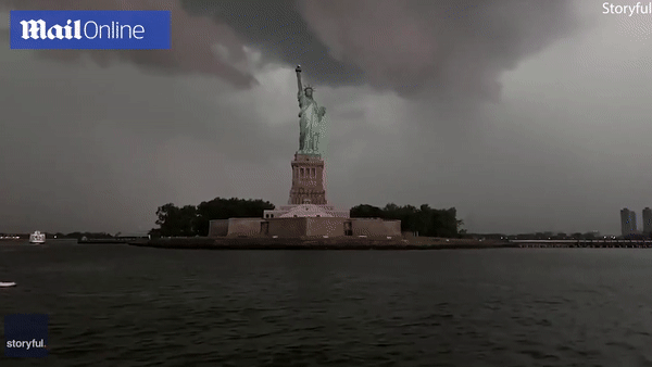 Khoảnh khắc tia sét xé toạc bầu trời New York. Ảnh: Daily Mail.