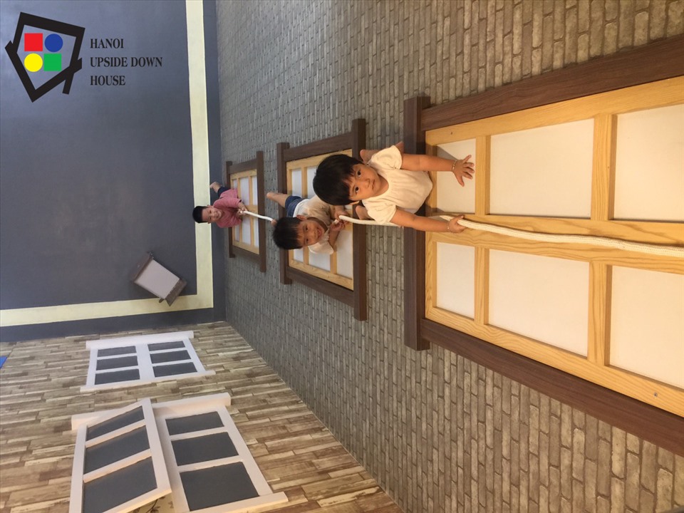 Trẻ em thích thú với nhà đảo ngược. Ảnh: Cao Sơn.