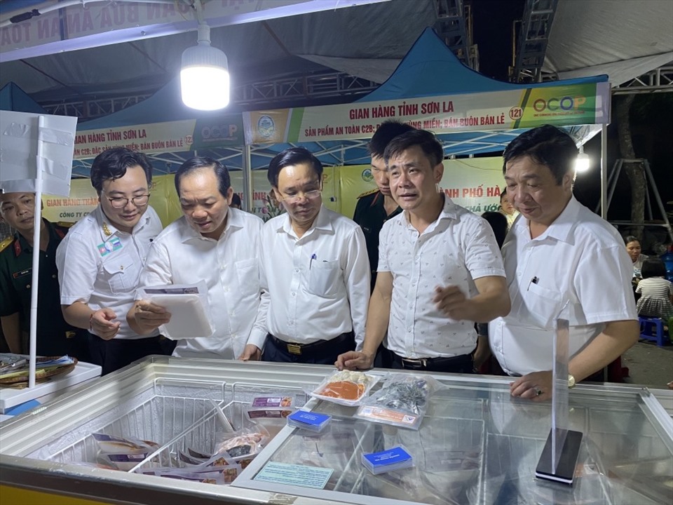 Các đại biểu thăm quan gian hàng “Cá ngừ đại dương”. Ảnh: Quỳnh Chi