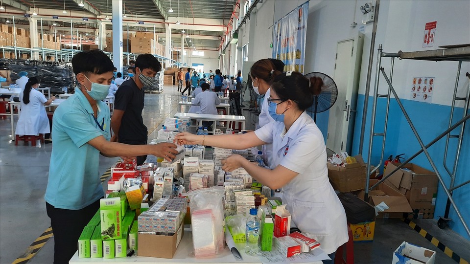 Khám -phát thuốc miễn phí cho các công nhân lao động. Ảnh: Thanh Chung