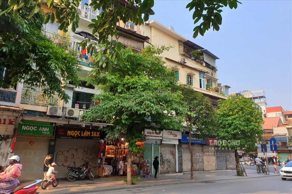 Dãy mặt tiền trên phố Hàng Gai, Lương Văn Can, Chả Cá vẫn đóng cửa im lìm chưa hẹn ngày mở lại. Ảnh: Ngọc Anh