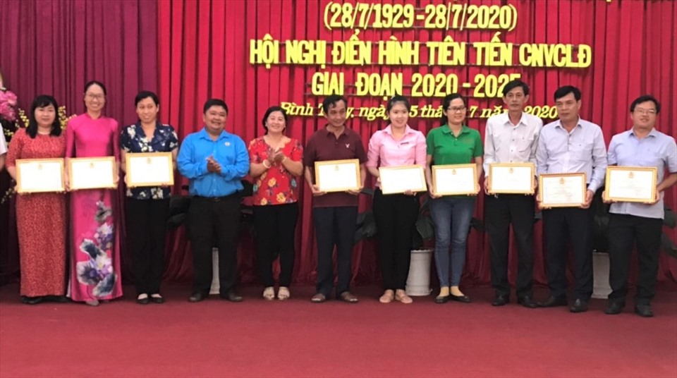 Tuyên dương 30 tập thể và 40 cá nhân có thành tích xuất sắc trong phong trào thi đua CNVCLĐ giai đoạn 2010 -2020. Ảnh: Thành Nhân