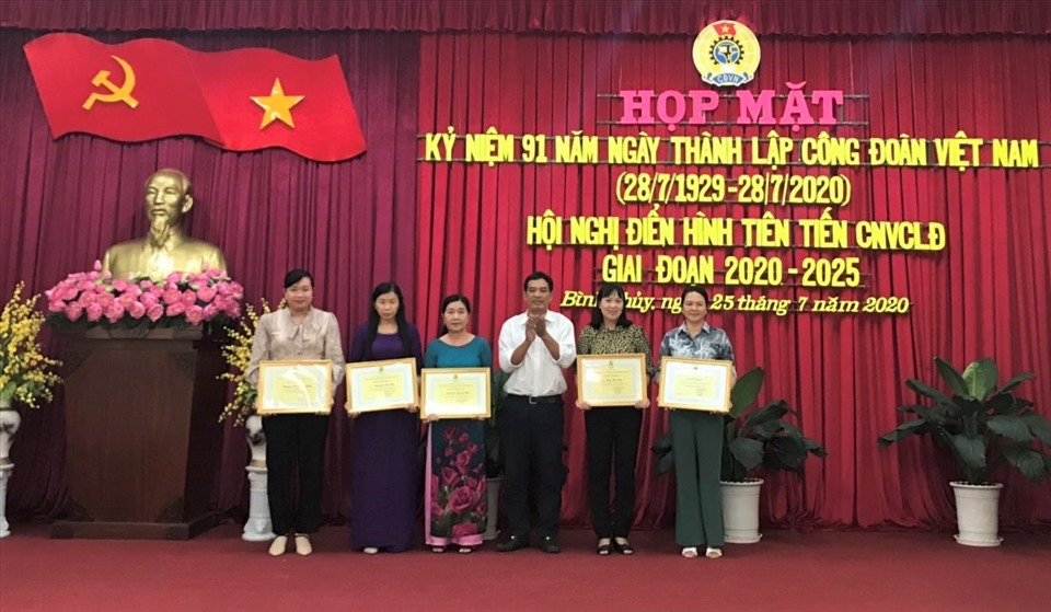 Tuyên dương 30 tập thể và 40 cá nhân có thành tích xuất sắc trong phong trào thi đua CNVCLĐ giai đoạn 2010 -2020. Ảnh: Thành Nhân