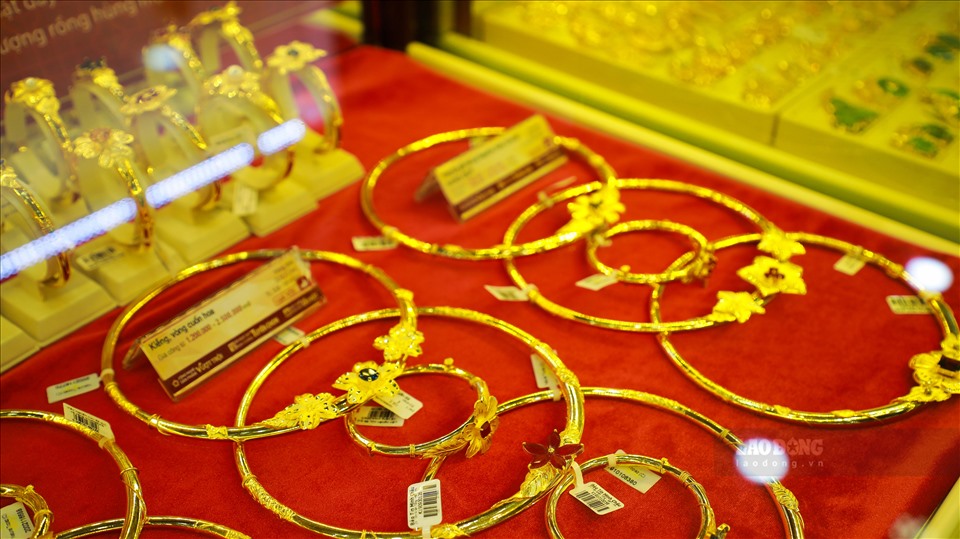 Những phiên giao dịch gần đây, giá vàng liên tục tăng mạnh, xô đổ hàng loạt kỷ lục. Đáng chú ý, nhiều phiên giao dịch ghi nhận mức tăng lên đến cả triệu đồng/lượng. Ảnh minh họa: Phan Anh
