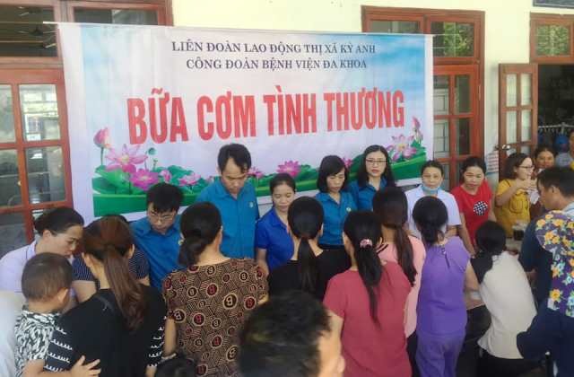 Phát cơm miễn phí cho bệnh nhân Bệnh viện Đa khoa thị xã Kỳ Anh. Ảnh: CĐ.