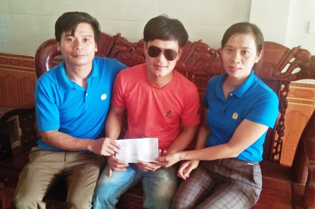 LĐLĐ huyện Vũ Quang trao quà cho đoàn viên bị đau mắt. Ảnh: CĐ.