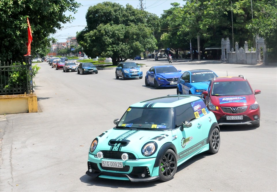 Trước khi bước vào thi đấu, đoàn đua đã diễu hành qua các tuyến phố chính ở thành phố Ninh Bình. Ảnh: NT