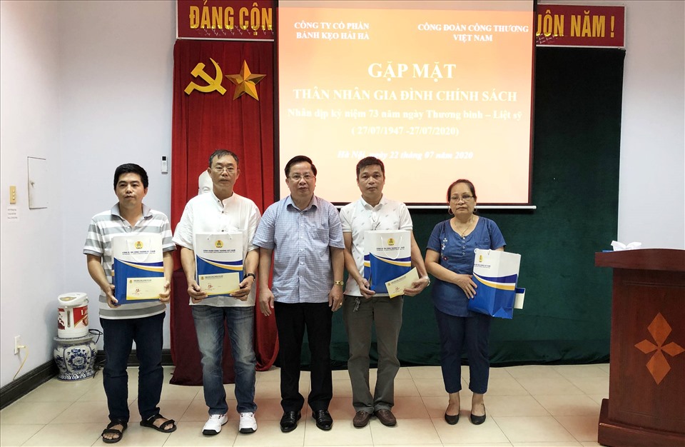 Đồng chí Quách Văn Ngọc - Phó Chủ tịch Công đoàn Công Thương Việt Nam tặng quà thương binh, gia đình liệt sĩ. Ảnh: Phương Trà