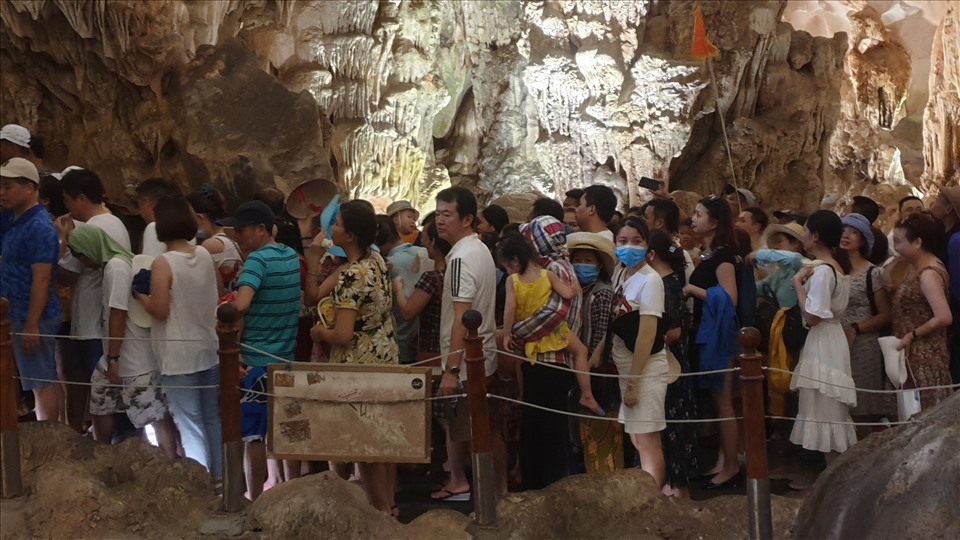 Các lối đi trong động không còn chỗ trống. Ảnh: Nguyễn Hùng