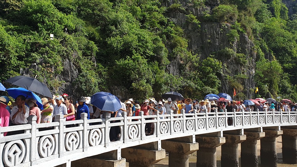Dòng người xếp hàng kéo dài dưới thời tiết nắng nóng. Ảnh: Nguyễn Hùng