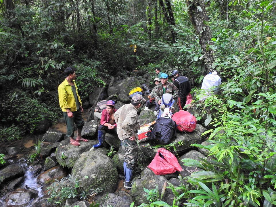 Dừng chân nghỉ lại bên suối
