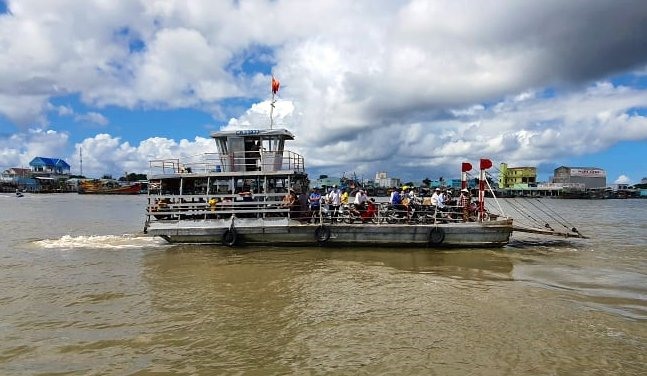 Hiện tại đi Sông Đốc qua QL 1A phải lụy phà (ảnh Nhật Hồ)