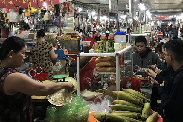 Khu vực chợ Bắc Mỹ An vẫn tấp nập khách qua lại. Ảnh: M.H