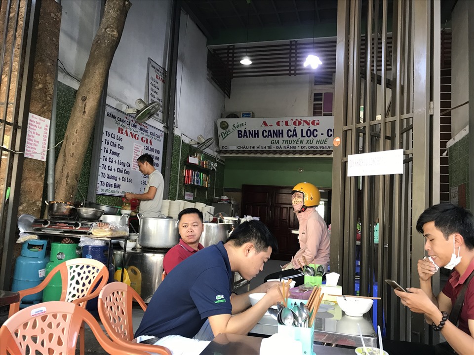 Các hàng quán vẫn bán hàng bình thường. Ảnh: M.H