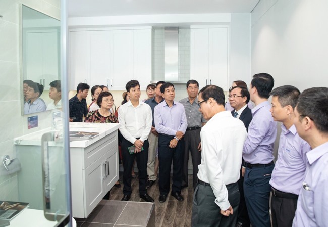 Chủ đầu tư giới thiệu với khách hàng về trang thiết bị hoàn thiện tại căn hộ The Nine.