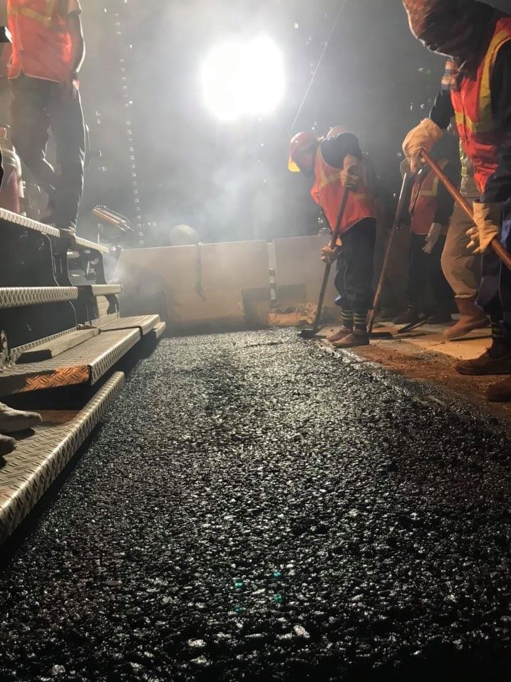 Những mét thảm bêtông đầu tiên.