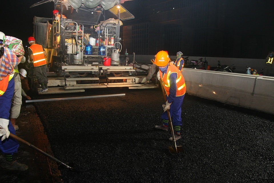 Cùng với máy móc các công nhân cũng phải thực hiện căn chỉnh các công đoạn thủ công.