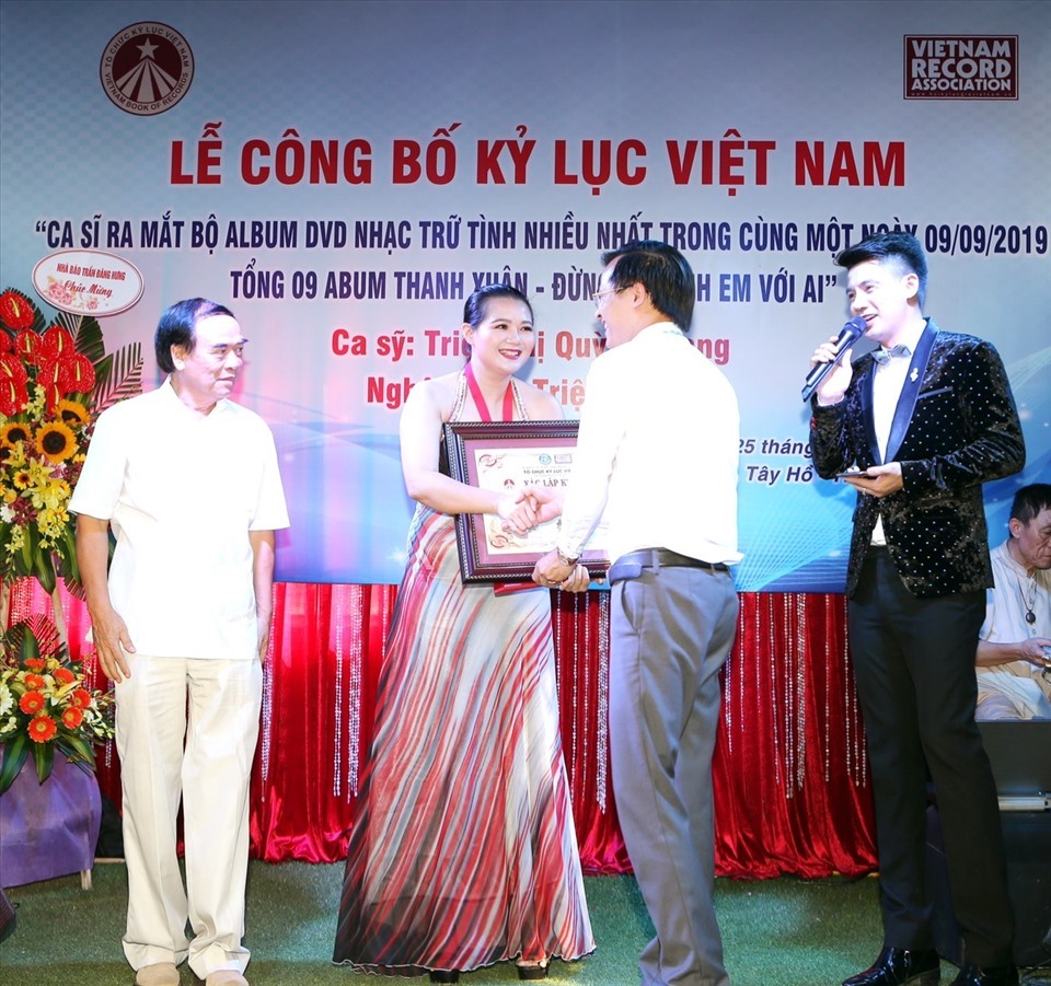 Đại sứ Ngô Quang Xuân – nguyên Đại sứ Việt Nam tại Liên Hợp Quốc, nguyên Phó Chủ tịch Đại hội đồng Liên Hợp Quốc, Phó Chủ tịch TW Hội Kỷ lục gia Việt Nam đã trao Bằng và Kỷ niệm chương cho nữ ca sĩ Triệu Trang. Ảnh: NVCC.