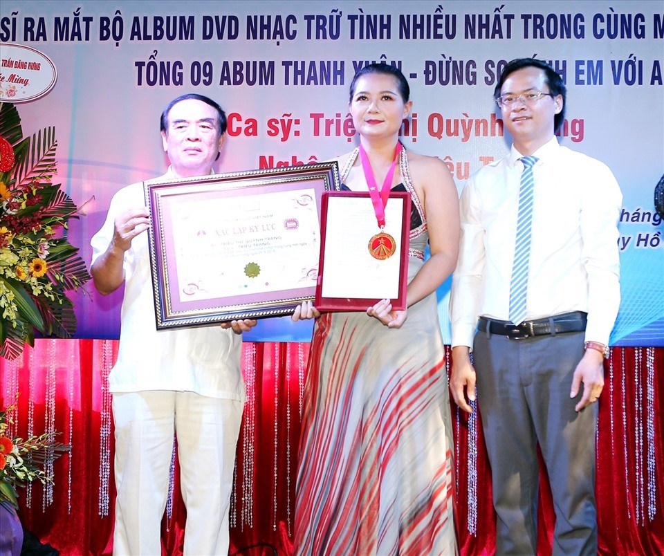 Ca sĩ Triệu Trang vinh dự nhận Kỷ lục Guiness Việt Nam. Ảnh: NVCC. Ca sĩ Triệu Trang vinh dự nhận Kỷ lục Guiness Việt Nam. Ảnh: NVCC.