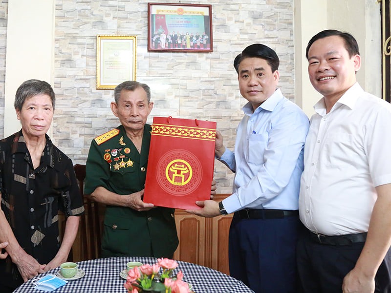 Chủ tịch UBND Thành phố Hà Nội Nguyễn Đức Chung thăm hỏi, tri ân Anh hùng lực lượng vũ trang nhân dân, Đại tá Nguyễn Văn Hướng. Ảnh: Nguyễn Khánh