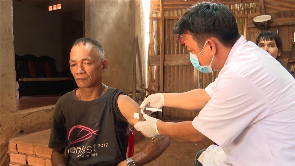 Tế tiêm vắc xin phòng bệnh bạch hầu cho các người tiếp xúc gần với bệnh nhân. Ảnh: Dương Bình