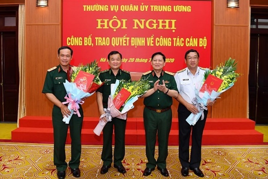 Đại tướng Ngô Xuân Lịch tặng hoa chúc mừng các đồng chí vừa được Thủ tướng Chính phủ bổ nhiệm chức vụ Thứ trưởng Bộ Quốc phòng. Ảnh BQP