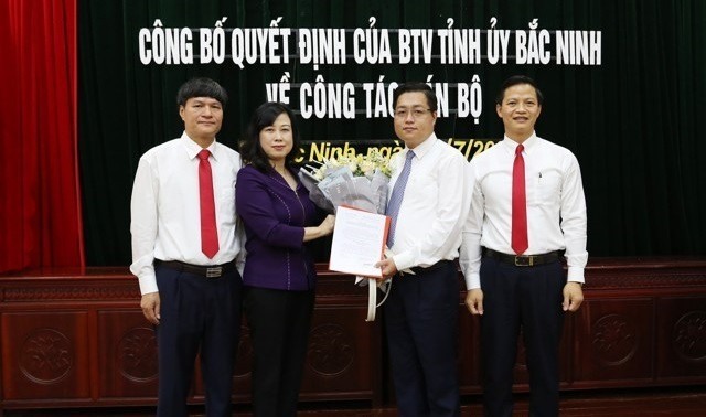 Phó Bí thư Thường trực Tỉnh ủy Bắc Ninh Đào Hồng Lan trao Quyết định và tặng hoa chúc mừng ông Nguyễn Nhân Chinh, tân Bí thư Thành ủy Bắc Ninh. Ảnh Báo Bắc Ninh
