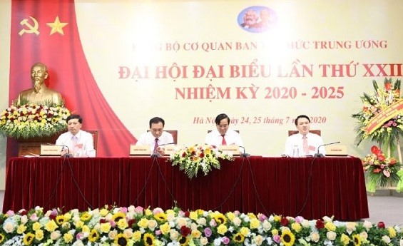 Đoàn chủ tịch điều hành đại hội. Ảnh VGP