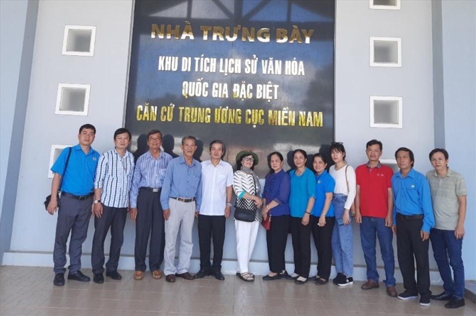 Đoàn chụp ảnh lưu niệm nhà trưng bày khu tích tích lịch sử văn hóa Quốc gia đặc biệt căn cứ Trung ương Cục miền Nam. Ảnh: Lưu Hùng