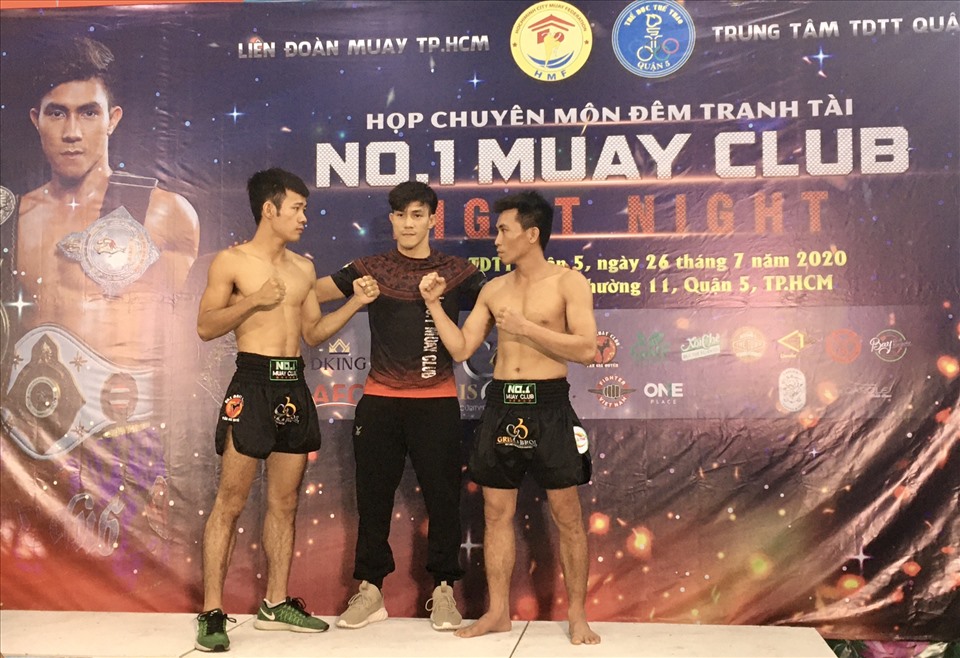 Võ sĩ Nguyễn Trần Duy Nhất cùng các VĐV tại giải đấu. Ảnh: Anh Tú