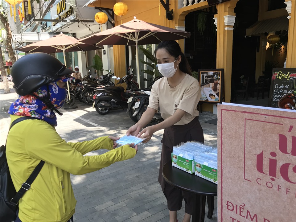 Người dân đến nhận khẩu trang miễn phí tại điểm đường Hải Phòng. Ảnh: H.M