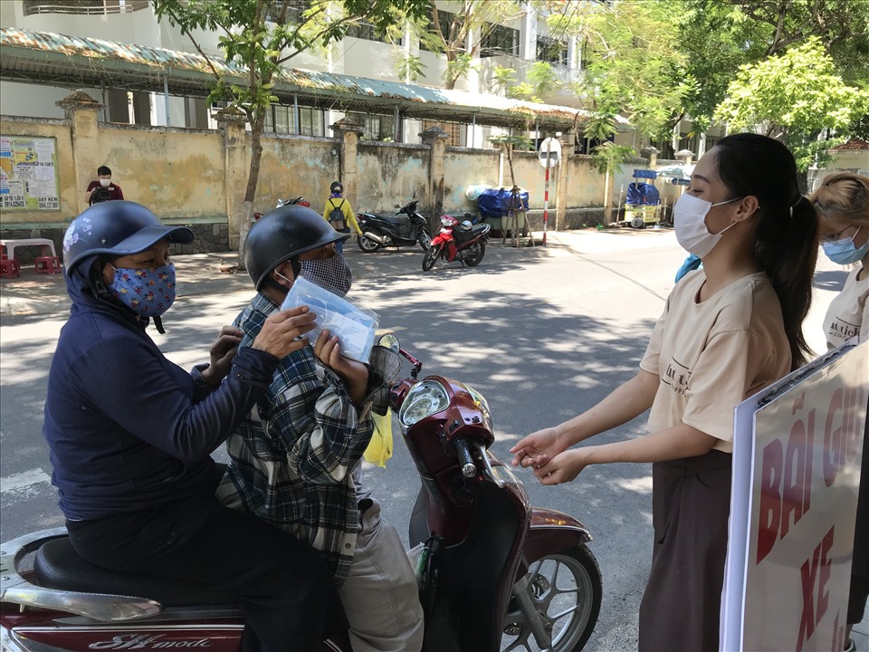 Người dân vui vẻ nhận khẩu trang. Ảnh: H.M
