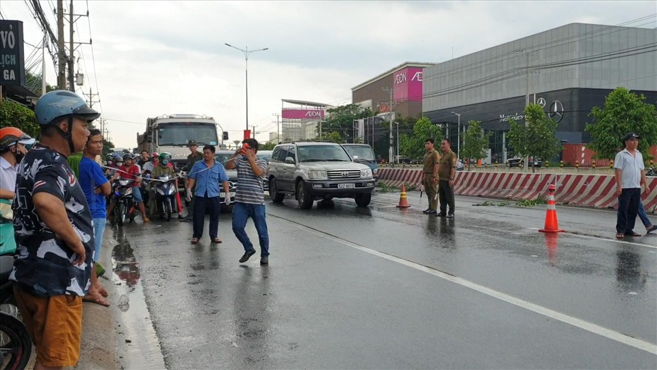 Lực lượng chức năng khám nghiệm hiện trường. Ảnh: Dương Bình