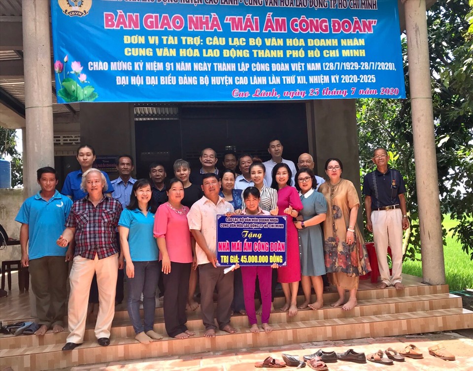 Bàn giao nhà cho đoàn viên có hoàn cảnh khó khăn. Ảnh: Văn Tín