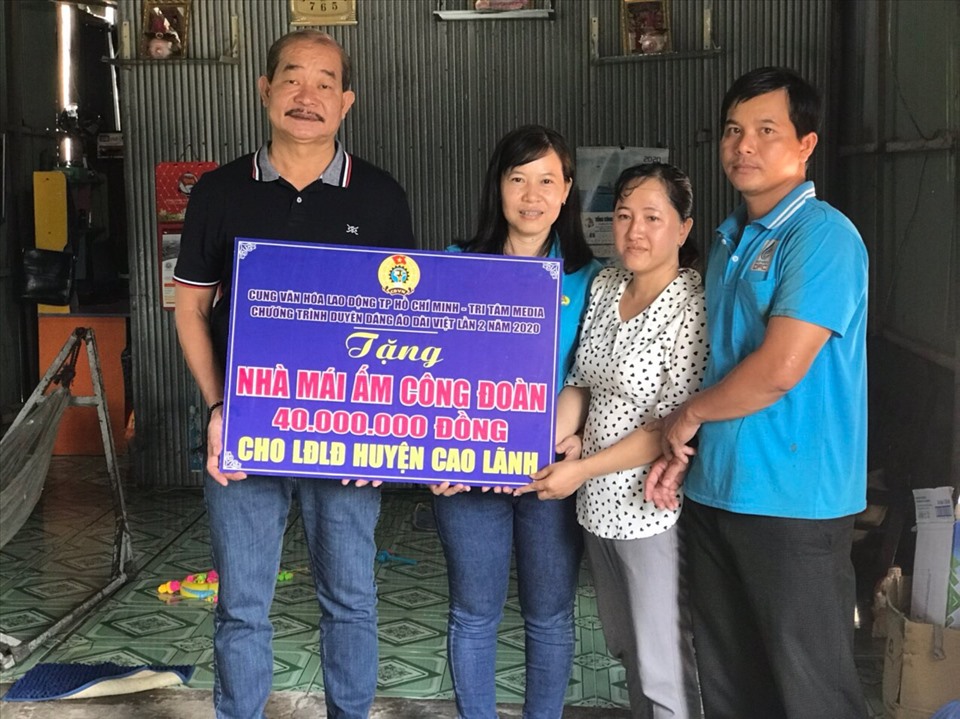 Ông Lê Hồng Triều - Giám đốc Cung văn hóa Lao động TP Hồ Chí Minh trao bảng tượng trưng cho đoàn viên. Ảnh: VT
