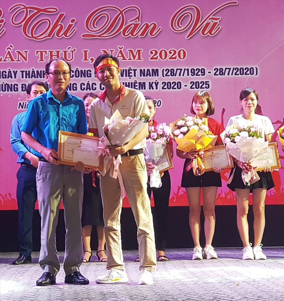 Giải nhì được trao cho đội thi đến từ Công đoàn cơ sở Cty côt phần dịch vụ hạ tầng ô tô Thành Công. Ảnh: NT