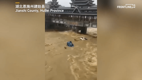Lũ cuốn phăng ô tô ở tỉnh Hồ Bắc, Trung Quốc. Nguồn: CGTN.