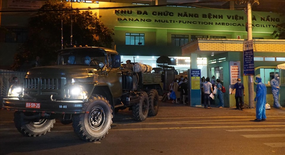 Lực lượng cán bộ, chiến sĩ của Tiểu đoàn Phòng hóa 78 - Bộ tư lệnh Quân khu 5 tiến hành phun khử trùng toàn bộ khuôn viên Bệnh viện C và Bệnh viện Đà Nẵng.
