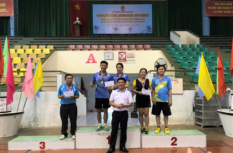Lãnh đạo Nhà văn hóa Lao động Đắk Lắk trao huy chương cho các vận động viên đạt thành tích cao trong sự kiện. Ảnh B.T