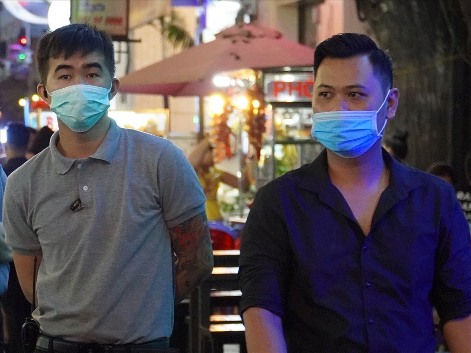 Cách đeo khẩu trang đúng cách. Ảnh: Ngọc Lê Cách đeo khẩu trang đúng cách. Ảnh: Ngọc Lê