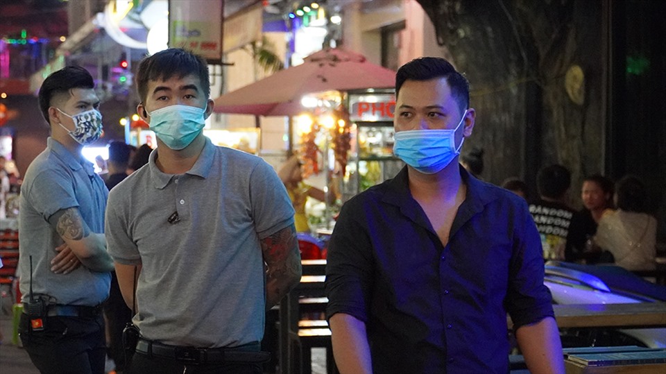 Khẩu trang y tế, khẩu trang vải,… đều có thể ngăn giọt bắn từ những người xung quanh như ho, hắt hơi. Ảnh: Ngọc Lê