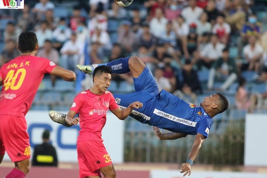 Pha ngã người móc bóng thành bàn của Rodrigo được báo Châu Âu đánh giá cao và đề cử cho giải Puskas của FIFA. Ảnh: Viết Định