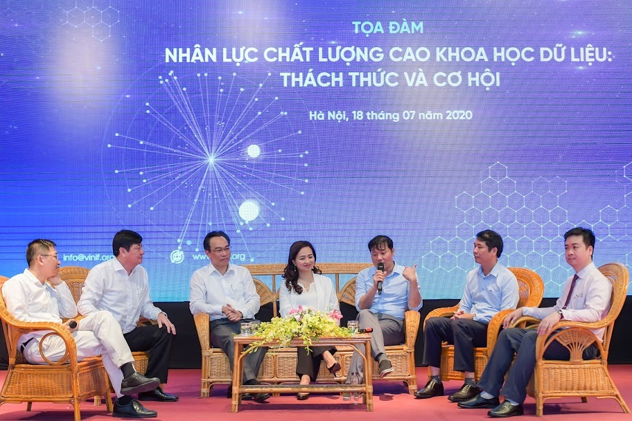 Các khách mời trao đổi tại buổi Tọa đàm: “Nhân lực chất lượng cao Khoa học dữ liệu: Thách thức và cơ hội”.