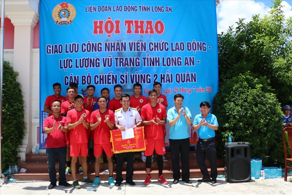 Phần thưởng xứng đáng cho nỗ lực thi đấu hết mình. Ảnh: K.Q